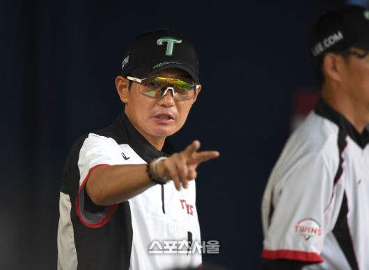 LG 염경엽 감독이 17일 서울 잠실구장에서 열린 2025 KBO리그 NC와 경기 도중 지시하고 있다. 잠실 | 최승섭기자 thunder@sportsseoul.com