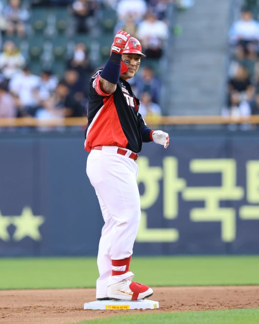 KIA 최형우가 4일 잠실구장에서 열린 2025 KBO리그 두산과 경기에서 2루타를 때린 후 세리머니를 하고 있다. 사진 | KIA 타이거즈