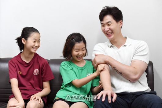 우리카드 박철우 코치(오른쪽)와 장녀 소율 양(왼쪽), 차녀 시하 양. 파장초등학교 체육관(수원시 장안구). 2025. 6. 18. 수원 | 박진업 기자 upandup@sportsseoul.com