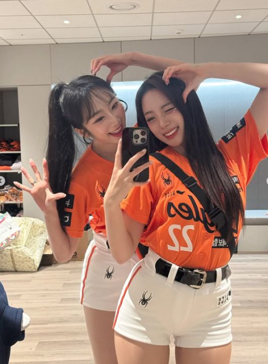 치어리더 이미래(왼쪽)와 하지원