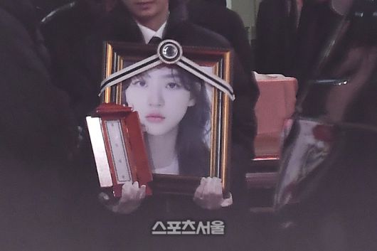 지난 2월 19일 오전 서울 송파구 서울아산병원 장례식장에서 열린 발인식에서 배우 김새론의 영정과 위패가 운구차로 옮겨지고 있다. 사진 | 공동취재단