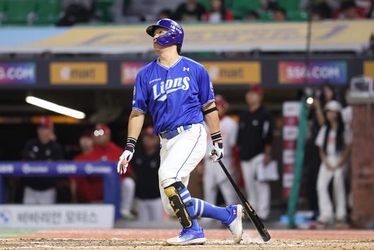 삼성 강민호가 4일 인천SSG랜더스필드에서 열린 2025 KBO리그 SSG전에서 홈런을 치고 있다. 사진 | 삼성 라이온즈