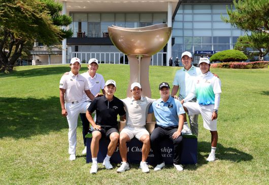 (왼쪽부터) 김준성 문도엽 황중곤 최승빈 전가람 이원준 김성현이 대회장에 설치된 대형트로피 앞에서 사진 촬영을 하고 있다. 사진 | KPGA