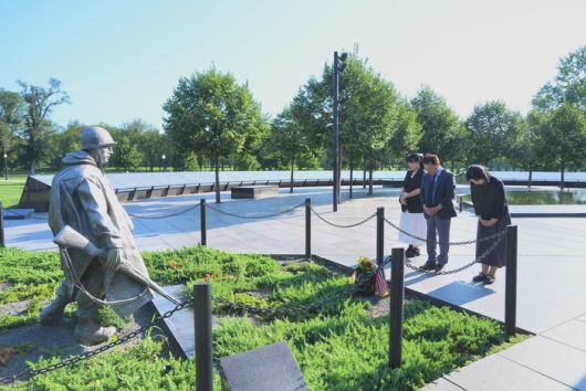 육동한 춘천시장이 20일(현지시간) 워싱턴 D.C. 내셔널 몰에 위치한 한국전쟁 참전용사 기념비 앞에서 묵념하며 희생을 기리고 있다.  사진|춘천시청