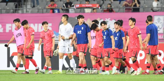 U-22 축구국가대표팀이 5일 용인 미르스타디움에서 열린 하나은행초청 호주와의 친선경기에서 0-0 무승부를 기록한 뒤 팬들에게 인사를 하고 그라운드를 빠져나가고 있다.
