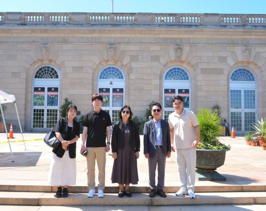 육동한 춘천시장이 20일(현지시간) 워싱턴 D.C. 국립식물원 앞에서 춘천시 대표단과 기념촬영을 하고 있다.    사진|춘천시청