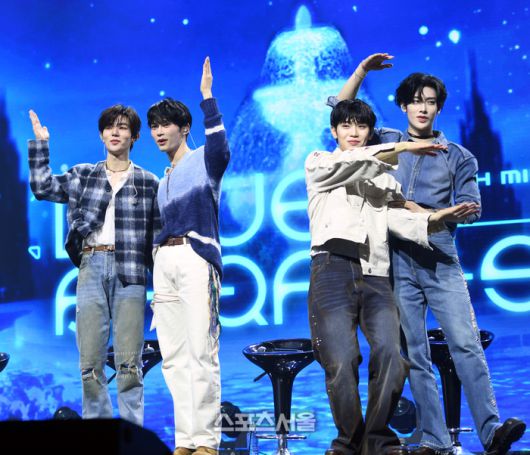 제로베이스원  장하오, 성한빈, 김태래, 리키(왼쪽부터)가 24일 서울 용산구 블루스퀘어에서 열린 미니 5집 ‘블루 파라다이스(BLUE PARADISE)’ 발매 기념 미디어 쇼케이스에서 닥터닥터 챌리지를 하고 있다. 2025. 2. 24.최승섭기자 thunder@sportsseoul.com