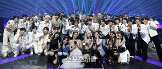 21일 인천 인스파이어 아레나에서 열린 제34회 서울가요대상 수상자들이 기념촬영을 하고 있다. 2025. 6. 21.인천 | 최승섭기자 thunder@sportsseoul.com