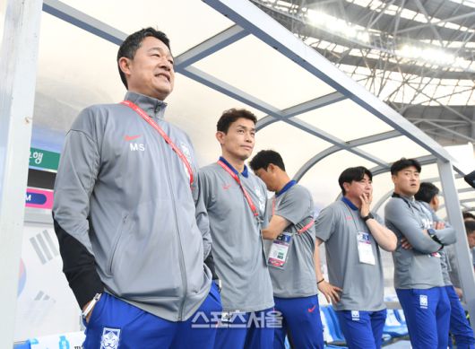 이민성 감독(맨 왼쪽)이 지난 5일 용인 미르스타디움에서 열린 하나은행초청 한국과 호주의 U-22 축구구가대표팀 친선경기에 앞서 그라운드를 바라보고 있다. 박진업 기자 upandup@sportsseoul.com