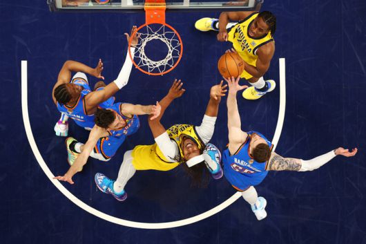 OKC와 인디애나 선수들이 20일(한국시간) 미국 인디애나주 인디애나폴리스 게인브릿지 필드하우스에서 열린 2025 NBA 파이널 6차전서 치열한 골 밑 싸움을 펼치고 있다. 사진 | Imagn Images 연합뉴스