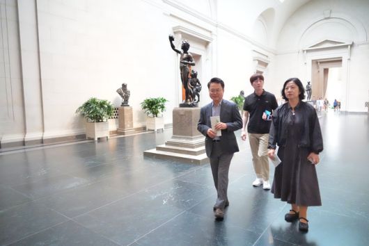 육동한 춘천시장이 20일(현지시간) 워싱턴 D.C.의 국립미술관을 찾아 내부전시를 둘러보고 있다.  사진|춘천시청