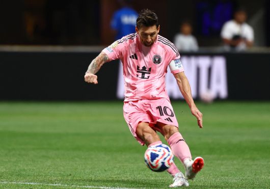 인터 마이애미의 리오넬 메시가 20일(한국시간) 미국 조지아주 애틀랜타에 있는 메르세데스 벤츠 스타디움에서 열린 2025 FIFA 클럽월드컵 조별리그 A조 2차전 포르투와 경기에서 후반 왼발 프리킥을 시도하고 있다. 사진 | 애틀랜타=로이터연합뉴스