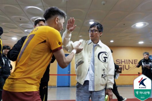 광주FC 이정효 감독과 헤이스.제공 | 한국프로축구연맹