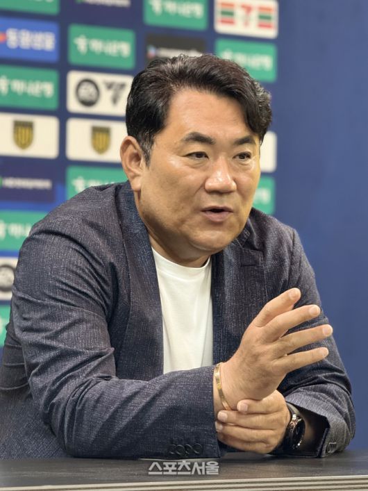 전남 드래곤즈 김현석 감독이 22일 광양축구전용구장에서 열린 김포와의 경기를 앞두고 질문에 답하고 있다.광양 | 정다워 기자