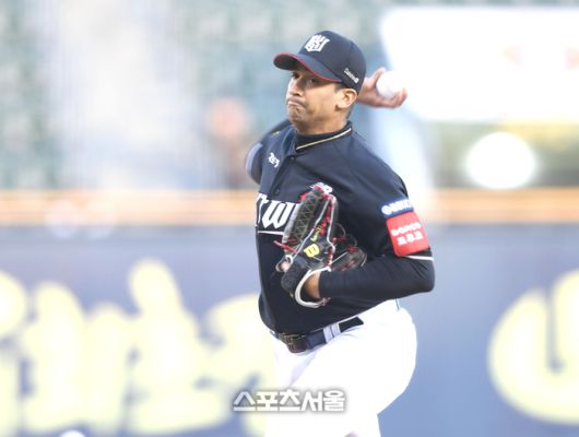 KT 선발투수 쿠에바스가 투구에 임하고 있다. 잠실 | 최승섭기자 thunder@sportsseoul.com