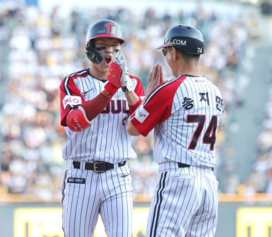 박해민이 송지만 코치와 세리머니를 하고 있다. 사진 | 연합뉴스