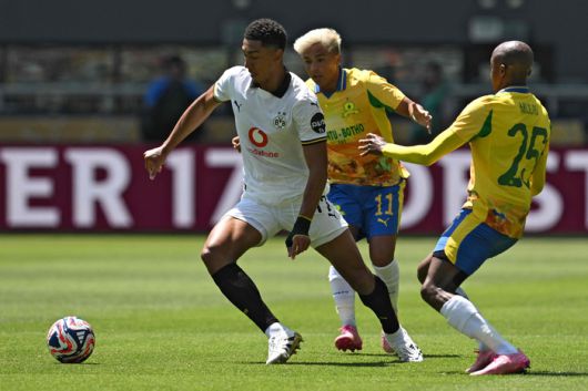 도르트문트의 조브 벨링엄(왼쪽)이 22일 새벽(한국시간) 미국 오하이오주 신시내티에 있는 TQL스타디움에서 열린 2025 국제축구연맹(FIFA) 클럽월드컵 조별리그 B조 2차전에서 마멜로디와 경기에서 드리블하고 있다. 사진 | 신시내티=AFP연합뉴스