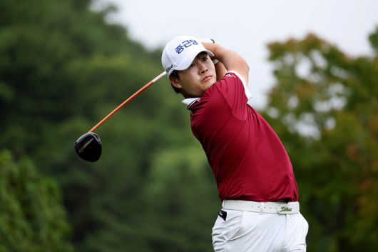 김민규가 21일 열린 KPGA 선수권 3라운드 9번홀에서 티샷을 하고 있다. 사진 | KPGA