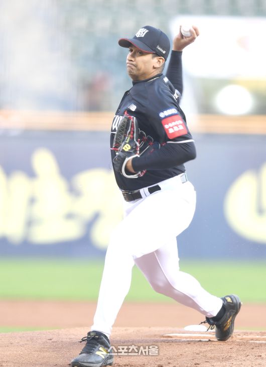 KT 선발투수 쿠에바스가 투구에 임하고 있다. 잠실 | 최승섭기자 thunder@sportsseoul.com