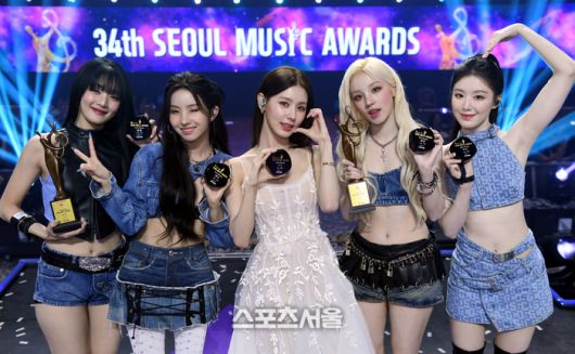 아이들이 21일 인천 인스파이어 아레나에서 열린 제34회 서울가요대상에서 대상을 수상한 후 포즈를 취하고 있다. 2025. 6. 21.인천 | 최승섭기자 thunder@sportsseoul.com