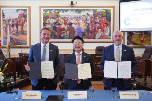 육동한(사진 가운데) 춘천시장과 개빈 버클리(Gavin Buckley․사진 왼쪽) 아나폴리스 시장, 월터 스털링(J. Walter Sterling․사진 오른쪽) 세인트존스대학 총장이 18일(현지시간) 미국 아나폴리스 시청에서 각각 교류 의향 협약서와 교육협력 업무협약을 체결하고 기념사진을 찍고 있다.  사진|춘천시청