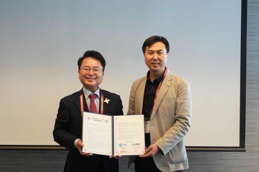 육동한 춘천시장과 춘천시 대표단이 16일 (현지 시간) 미국 보스턴에서 열린 ‘BIO USA 2025’ 전시회를 참가해 기념 촬영을 하고 있다.  사진|춘천시청