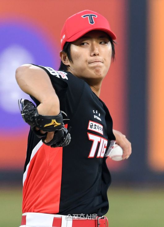 KIA 이의리가 수원케이티위즈파크에서 열린 2024 KBO리그 KT전에 선발 등판해 역투하고 있다. 수원 | 박진업 기자 upandup@sportsseoul.com