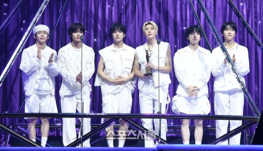 엔시티 위시(NCT WISH)가 21일 오후 인천 중구 인스파이어 아레나에서 열린 제34회 ‘서울가요대상’에서 본상을 수상한 뒤 소감을 밝히고 있다. 인천 | 박진업 기자 upandup@sportsseoul.com