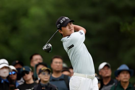 옥태훈이 22일 열린 ‘제68회 KPGA 선수권대회’ 최종 라운드 2번홀에서 티샷을 하고 있다. 사진 | KPGA