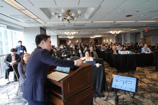 춘천시 바이오기업 에이프릴바이오, 바이온사이트, 우당네트웍은 15일(현지시간) 미국 보스턴 Wyndham Boston Beacon Hill 호텔에서 열린 ‘2025 K-BioX Summit 7 ABDD in Boston’ 국제심포지엄에서 기술 발표를 통해 글로벌 경쟁력을 소개하고 있다.  사진|춘천시청