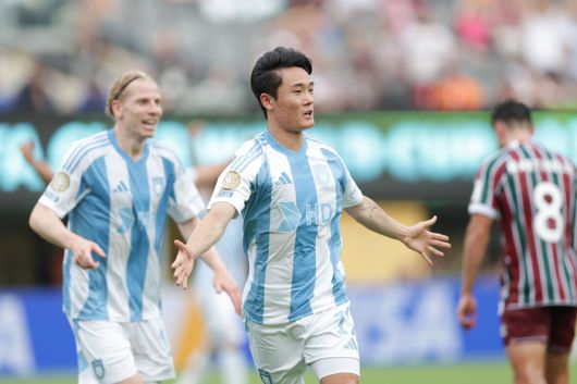 전반 역전골을 뽑아내며 환호하는 엄원상. 사진 | 울산HD