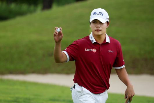 김민규가 21일 열린 KPGA 선수권 3라운드 9번홀에서 버디 퍼팅에 성공한 후 갤러리들에게 손 인사를 하고 있다. 사진 | KPGA