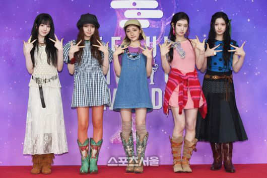 키키(KiiiKiii)가 21일 오후 인천 중구 인스파이어 아레나에서 열린 제34회 ‘서울가요대상’ 레드카펫에서 취재진을 향해 포즈를 취하고 있다. 인천 | 박진업 기자 upandup@sportsseoul.com