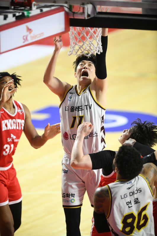 LG 허일영이 17일 잠실학생체육관에서 열린 2024~2025 KCC 프로농구 챔피언결정전 7차전 SK전에서 골밑 득점을 만들고 있다. 사진 | KBL
