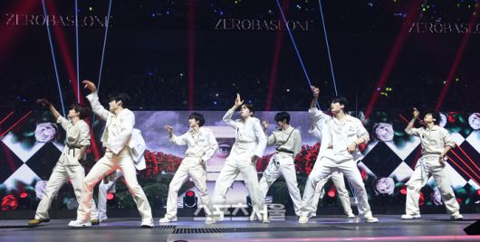제로베이스원이 21일 오후 인천 중구 인스파이어 아레나에서 열린 제34회 ‘서울가요대상’에서 열정적인 무대를 선보이고 있다. 인천 | 박진업 기자 upandup@sportsseoul.com