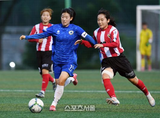 강원도립대 김하진(왼쪽)이 23일 경남 합천에서 열린 ‘2025 스포츠케이션 명품도시 합천에서 펼쳐지는 제33회 여왕기 전국여자축구대회’ 대학부 세종고려대와 경기에서 세종고려대 정지원의 수비를 피해 드리블을 하고 있다. 2025. 6. 23.합천 | 박진업 기자 upandup@sportsseoul.com