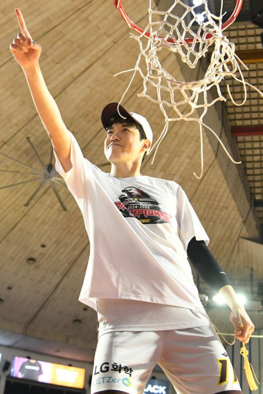 창원 LG 허일영이 17일 잠실학생체육관에서 열린 2024~2025 KCC 프로농구 챔피언결정전 7차전 SK전에서 승리하며 우승을 차지한 후 그물 커팅을 하고 있다. 사진 | KBL