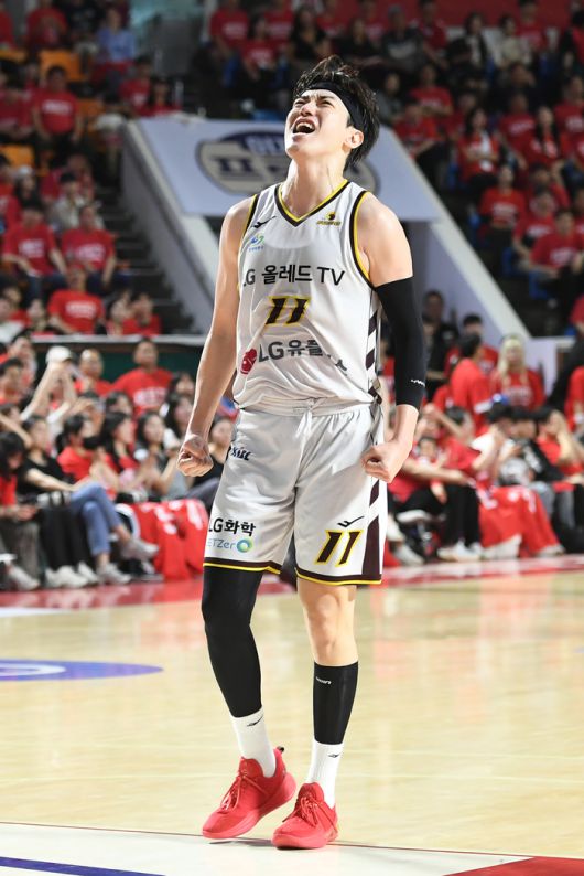 창원 LG 허일영이 17일 잠실학생체육관에서 열린 2024~2025 KCC 프로농구 챔피언결정전 7차전 SK전에서 3점슛을 넣은 후 포효하고 있다. 사진 | KBL