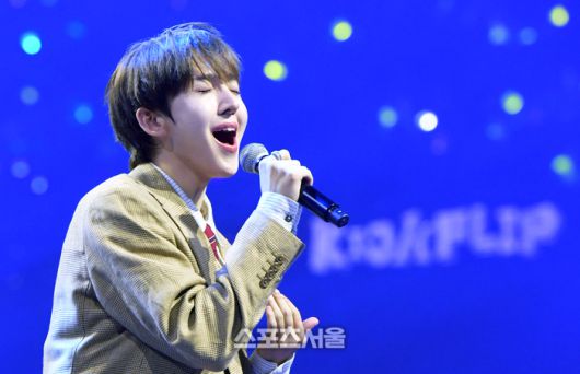 킥플립의 동현이 21일 오후 인천 중구 인스파이어 아레나에서 열린 제34회 ‘서울가요대상’에서 나미의 ‘슬픈 인연’을 열창하고 있다. 인천 | 박진업 기자 upandup@sportsseoul.com