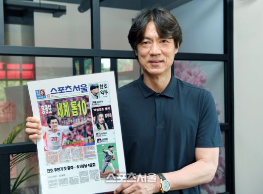 축구대표팀 홍명보 감독이 2002 한일월드컵 시절 본지 지면을 들고 웃고 있다. 박진업 기자 upandup@sportsseoul.com