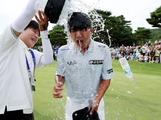 옥태훈이 22일 ‘제68회 KPGA 선수권대회’에서 우승한 후 동료들로부터 축하 물세레를 받고 있다. 사진 | KPGA