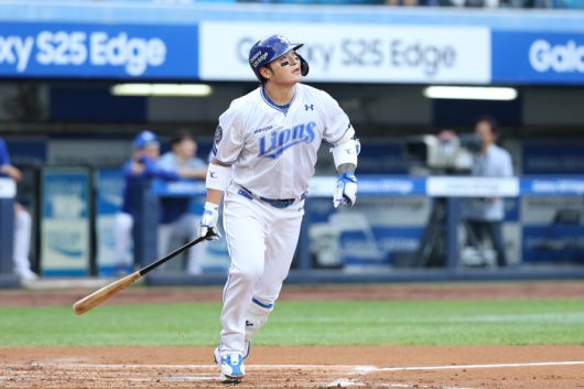 삼성 박병호가 19일 대구삼성라이온즈파크에서 열린 2025 KBO리그 두산전 1회말 만루 홈런을 치고 타구를 바라보고 있다. 사진 | 삼성 라이온즈