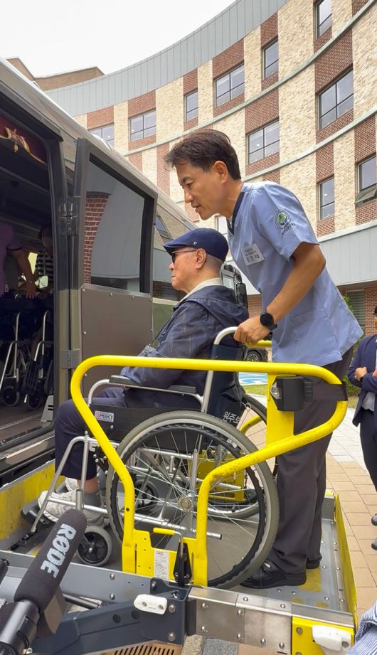 김진태 강원특별자치도지사가 24일 원주보훈요양원에서 일일요양보호사로 나서 어르신들의 현장학습(횡성숲체험원) 이동을 위한 휠체어 리프트 버스 탑승을 도와드리고 있다.  사진|강원특별자치도청