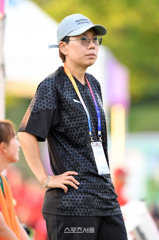 대전대덕대 고문희 감독이 23일 경남 합천에서 열린 ‘2025 스포츠케이션 명품도시 합천에서 펼쳐지는 제33회 여왕기 전국여자축구대회’ 대학부 울산과학대와 경기에서 선수들의 플레이를 지켜보고 있다. 2025. 6. 23.합천 | 박진업 기자 upandup@sportsseoul.com