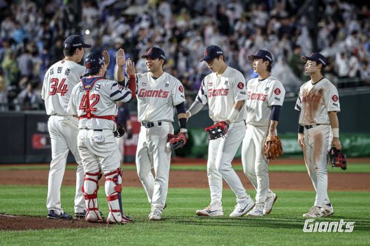 롯데 선수단이 20일 부산 사직구장에서 열린 2025 KBO리그 정규시즌 삼성전 승리 후 축하하고 있다. 사진 | 롯데 자이언츠