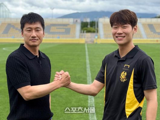 광주FC 이정효 감독과 오후성이 20일 광주축구전용구장에서 본지와 만나 인터뷰한 뒤 사진 촬영에 임하고 있다. 광주 | 정다워 기자