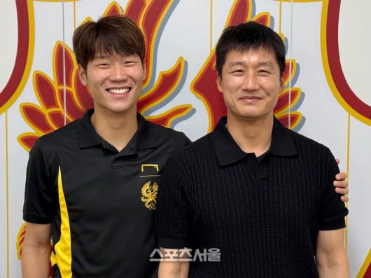 광주FC 이정효 감독과 오후성이 20일 광주축구전용구장에서 본지와 만나 인터뷰한 뒤 사진 촬영에 임하고 있다.광주 | 정다워 기자