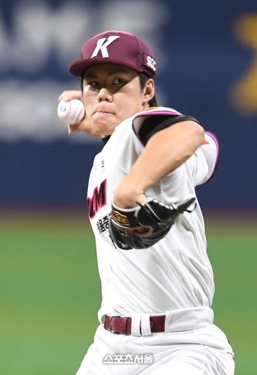 키움 김윤하가 투구에 임하고 있다. 고척 | 박진업 기자 upandup@sportsseoul.com