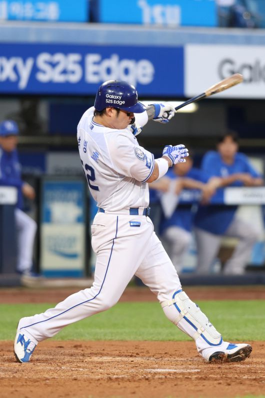 삼성 박병호가 19일 대구삼성라이온즈파크에서 열린 2025 KBO리그 두산전 3회말 연타석 홈런을 때리고 있다. 사진 | 삼성 라이온즈