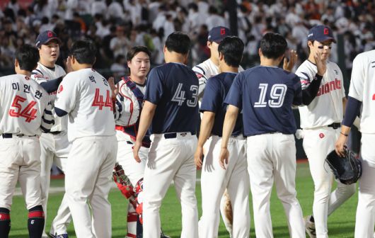 롯데 선수단이 19일 부산 사직구장에서 열린 2025 KBO리그 정규시즌 한화전 승리 후 축하하고 있다. 사진 | 연합뉴스